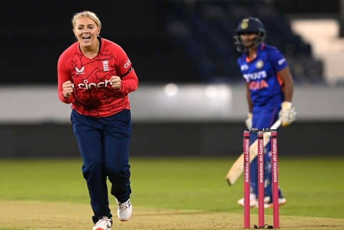 सोफिया और सारा ने दिलाई इंग्लैंड को बड़ी जीत, भारतीय महिला टीम की नौ विकेट से करारी हार